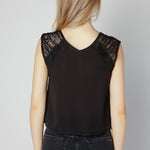 Blusa Lorelei de la marca O-2025-622, en color blanco, con detalles elegantes y corte cómodo, para un estilo casual y sofisticado.