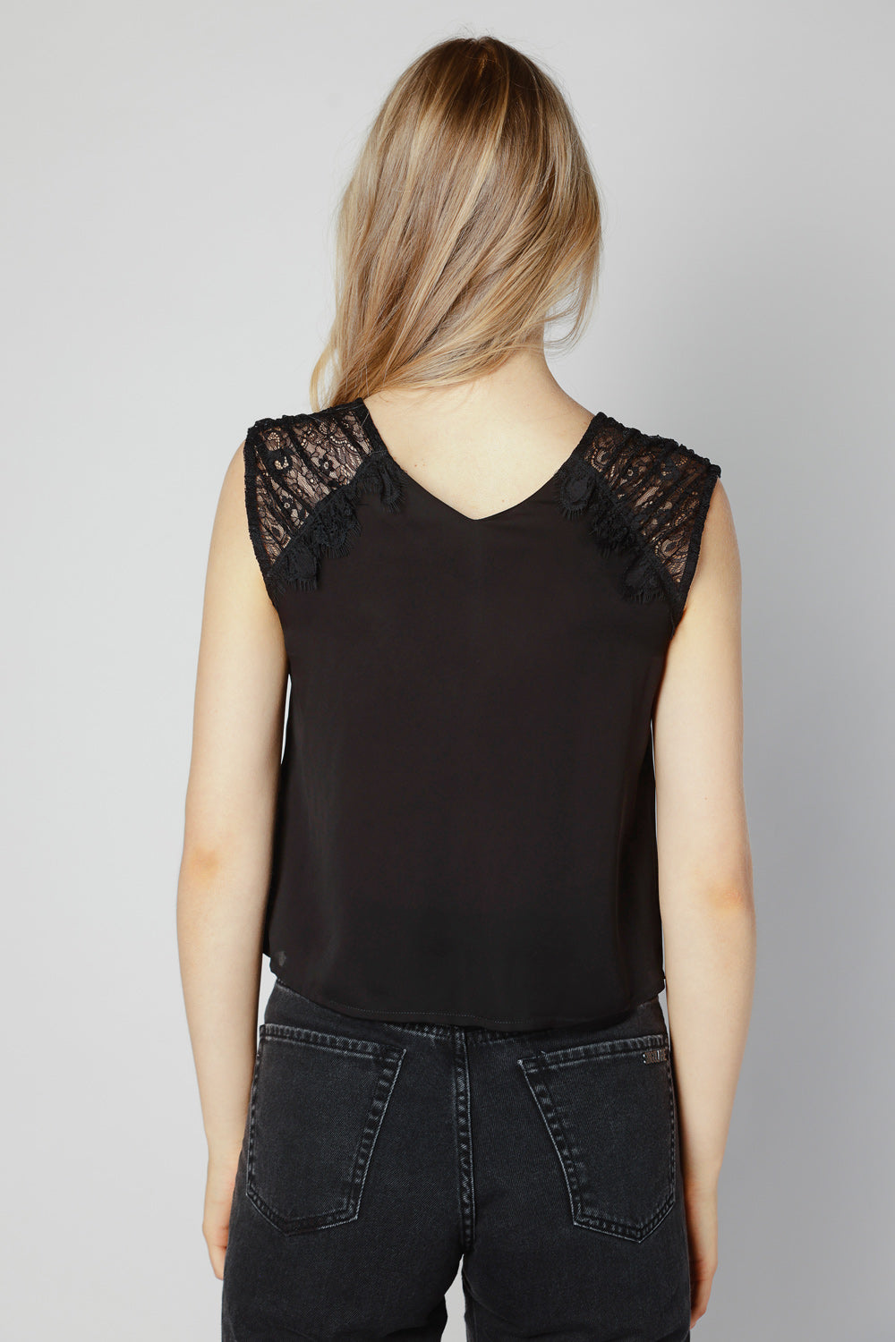 Blusa Lorelei de la marca O-2025-622, en color blanco, con detalles elegantes y corte cómodo, para un estilo casual y sofisticado.
