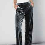 Pantalones verdes de la marca O-2025-811, estilo casual, con detalles en tela ligera y cómodo ajuste.