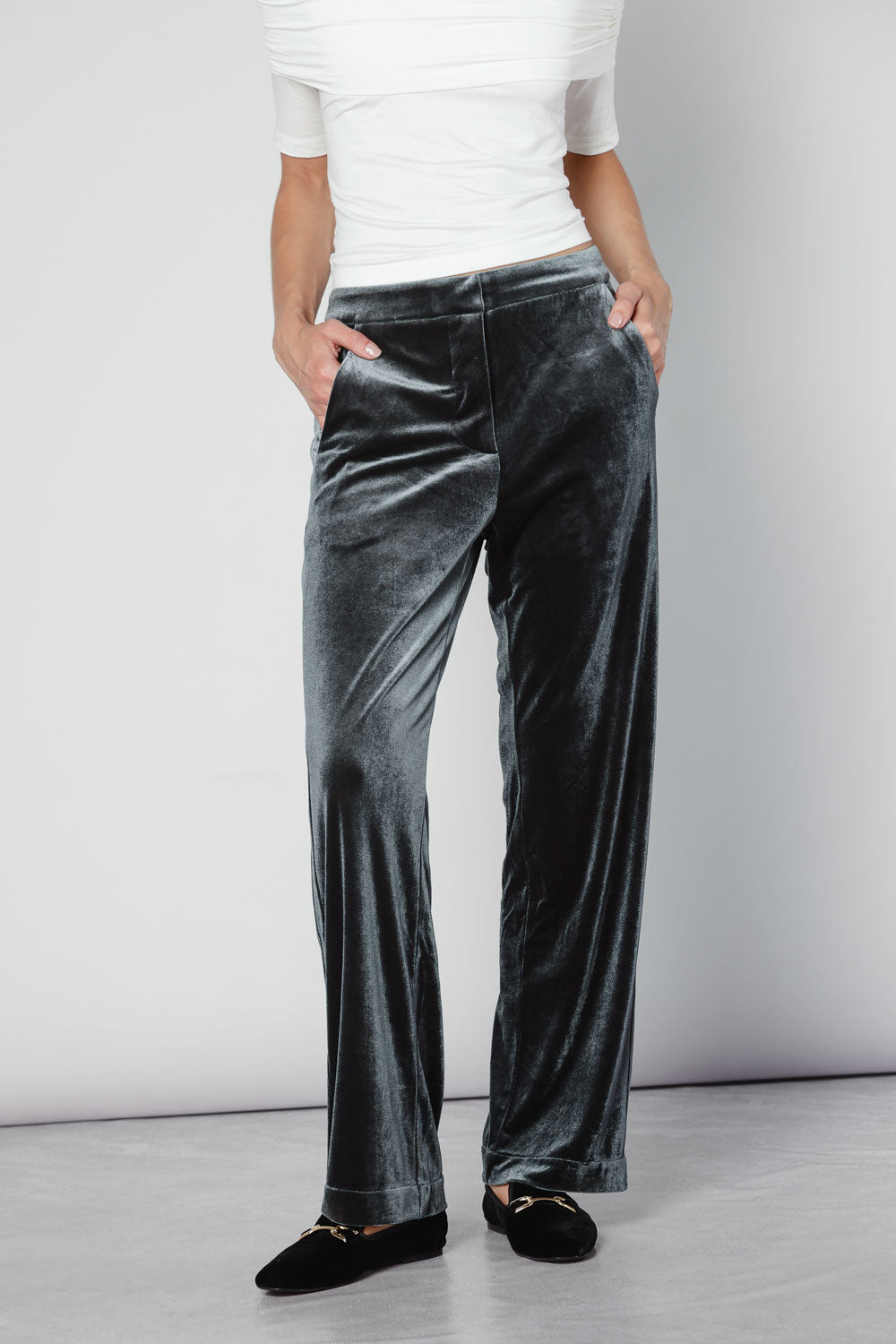 Pantalones verdes de la marca O-2025-811, estilo casual, con detalles en tela ligera y cómodo ajuste.