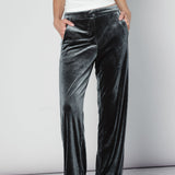 Pantalones verdes de la marca O-2025-811, estilo casual, con detalles en tela ligera y cómodo ajuste.