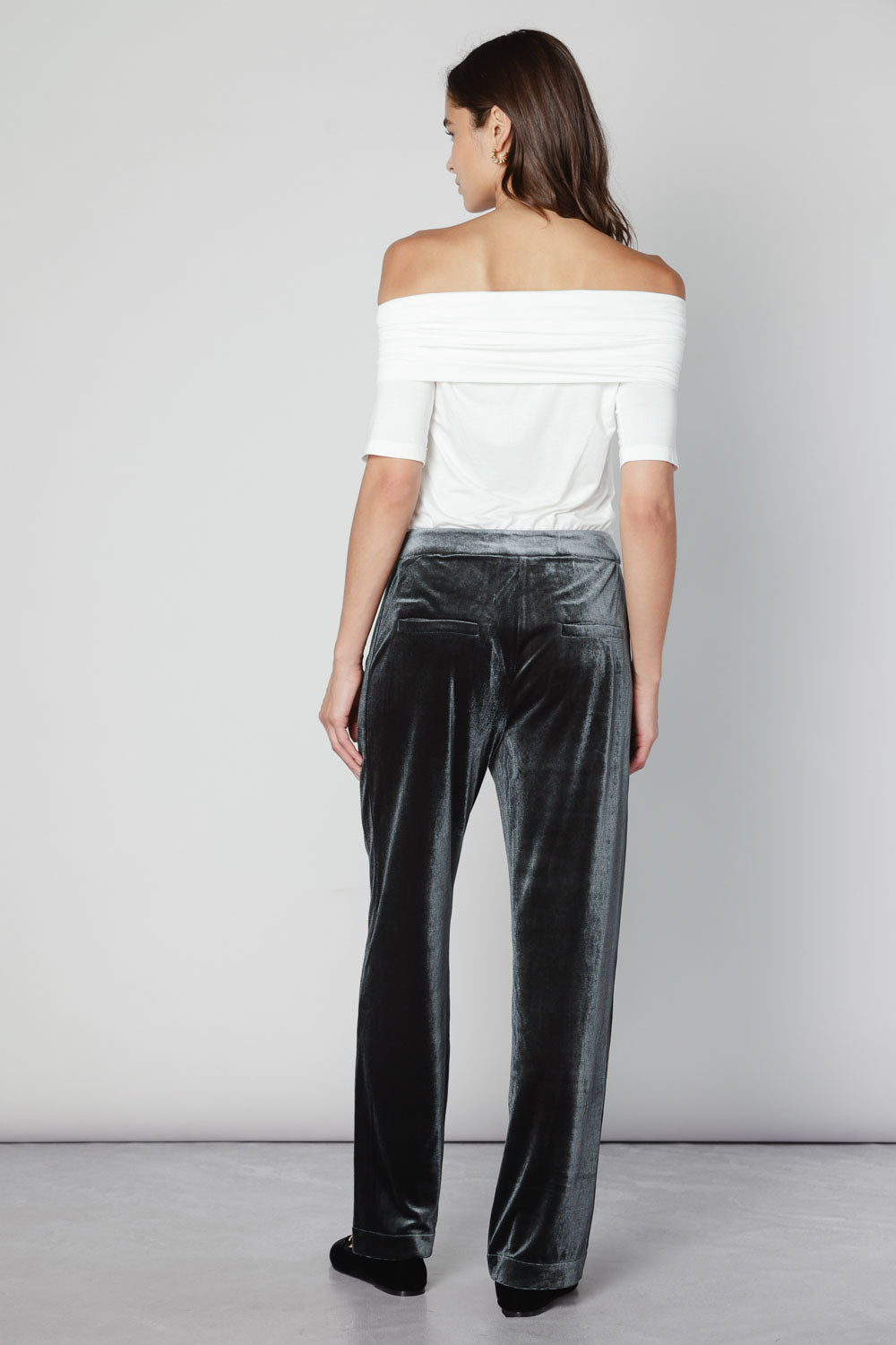 Pantalón Zulmi verde de la marca O-2025-811, pantalones de moda con diseño cómodo y estilo actual.