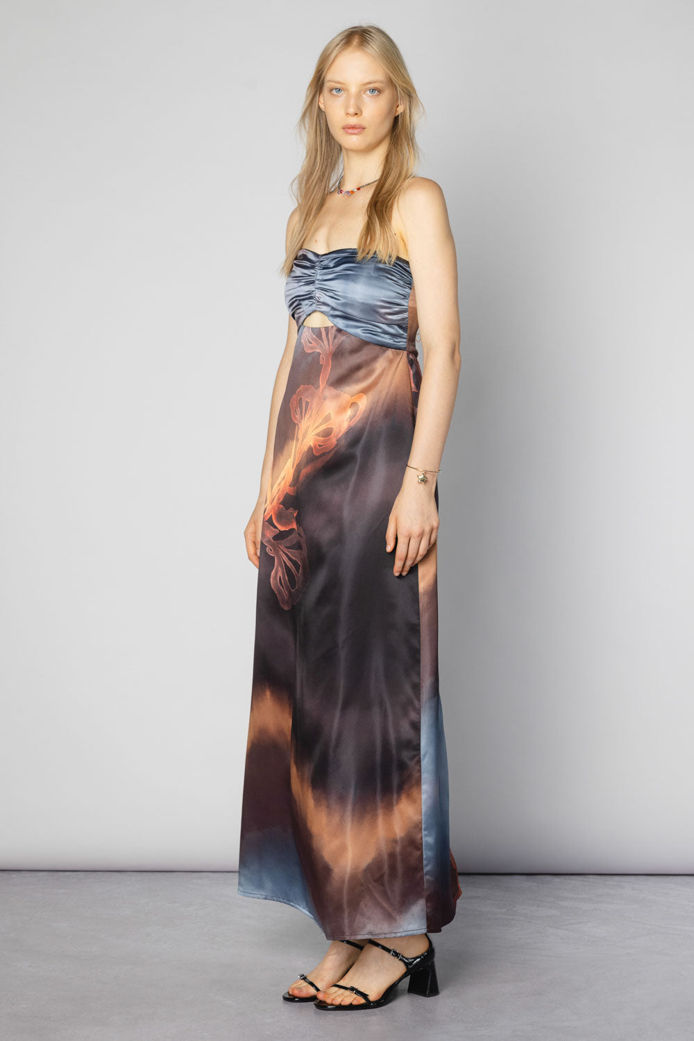 Vestido Silve de la marca FI-2025-701, vestido elegante en tela ligera con detalles modernos y corte ajustado.