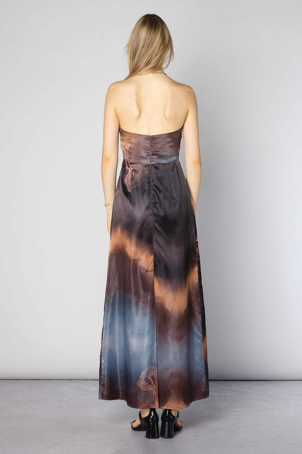 Vestido Silve de la marca FI-2025-701 con diseño elegante y moderno, mostrando detalles del vestido en la imagen.