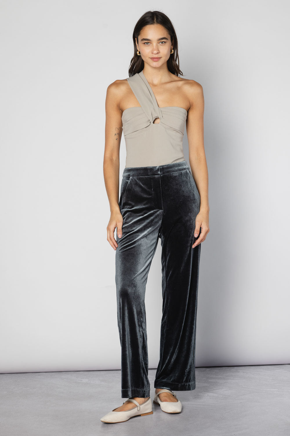 Pantalones Zulmi verdes de la marca O-2025-811, estilo casual con cinturilla ajustable y tela suave.