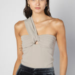 Blusa Top Bero de la marca FI-2025-601, de estilo casual, en color neutro, con diseño moderno y cómodo para el uso diario.