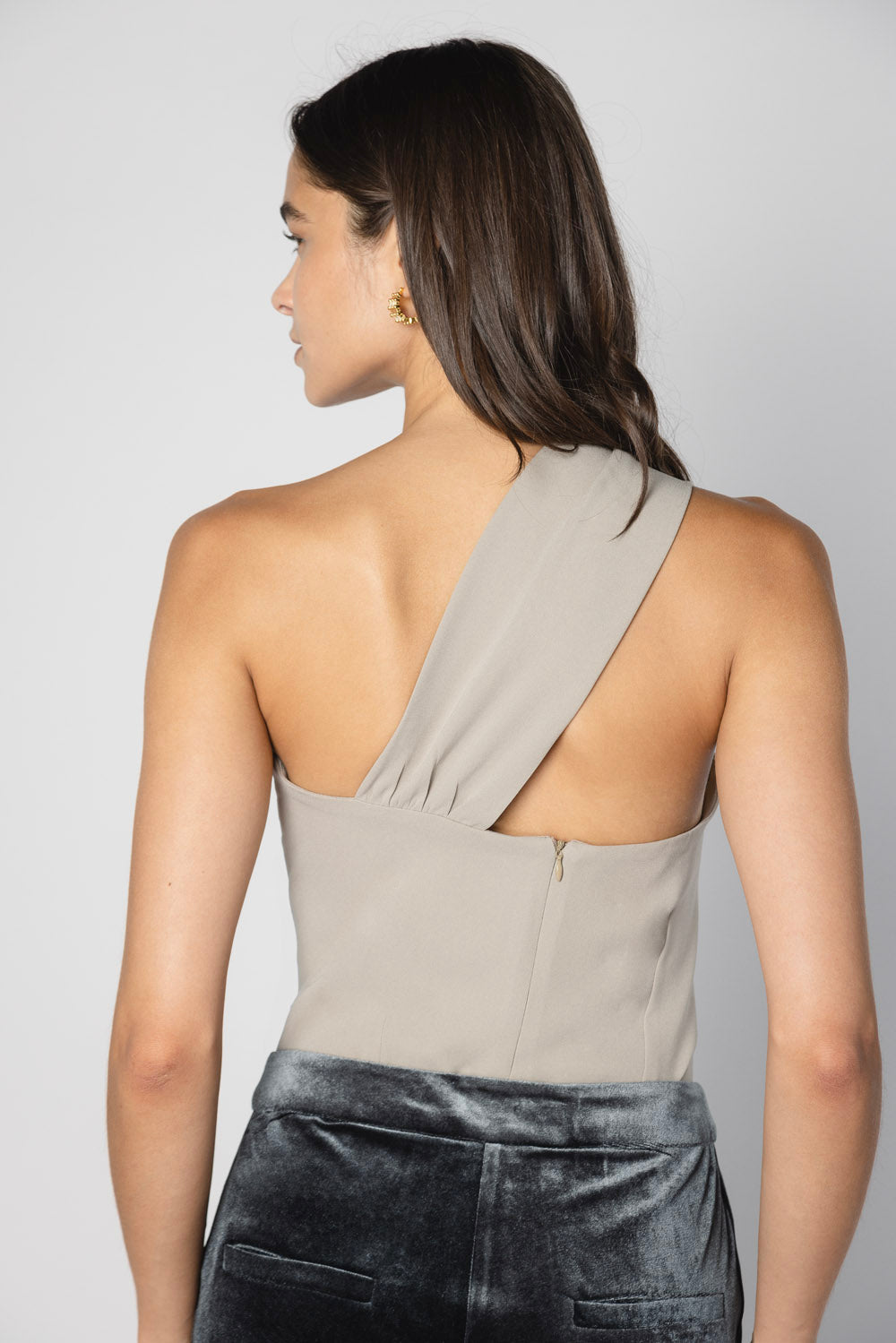 Blusa Bero de la marca FI-2025-601 en color neutro, con diseño elegante y corte cómodo, ideal para vestir con estilo.