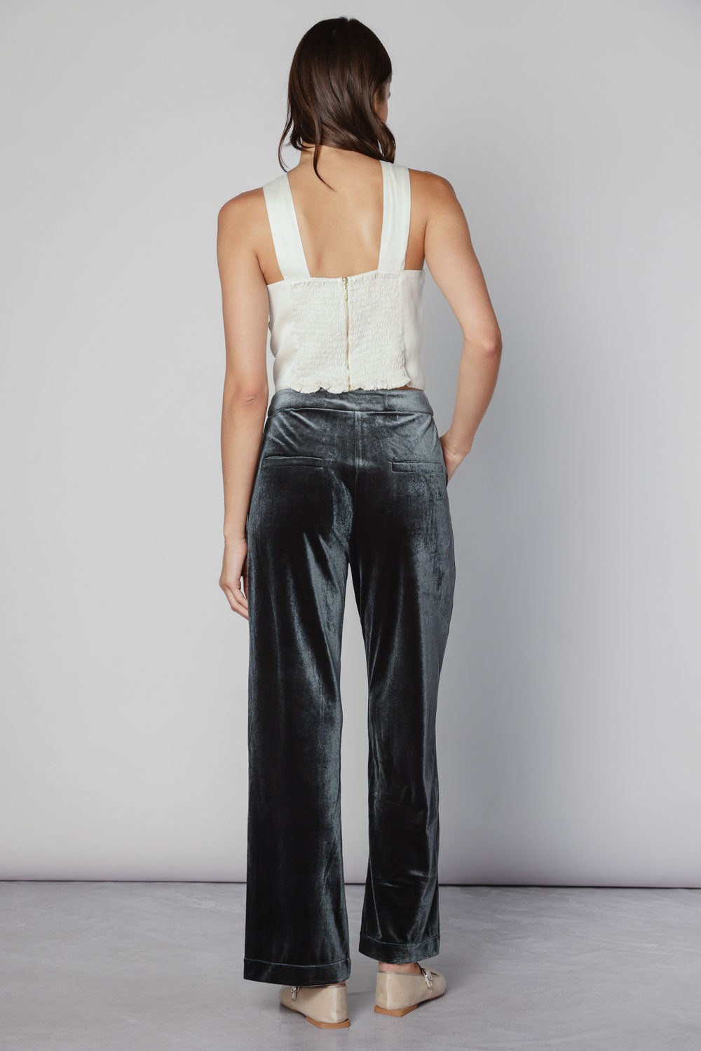 Pantalón Zulmi verde de la marca O-2025-811, pantalones largos con diseño moderno y ajuste cómodo, visible en la imagen.