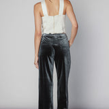 Pantalón Zulmi verde de la marca O-2025-811, pantalones largos con diseño moderno y ajuste cómodo, visible en la imagen.