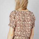 Blusa Sedna de la marca O-2025-605, blusa de manga larga en color azul con detalles elegantes y estilo moderno.