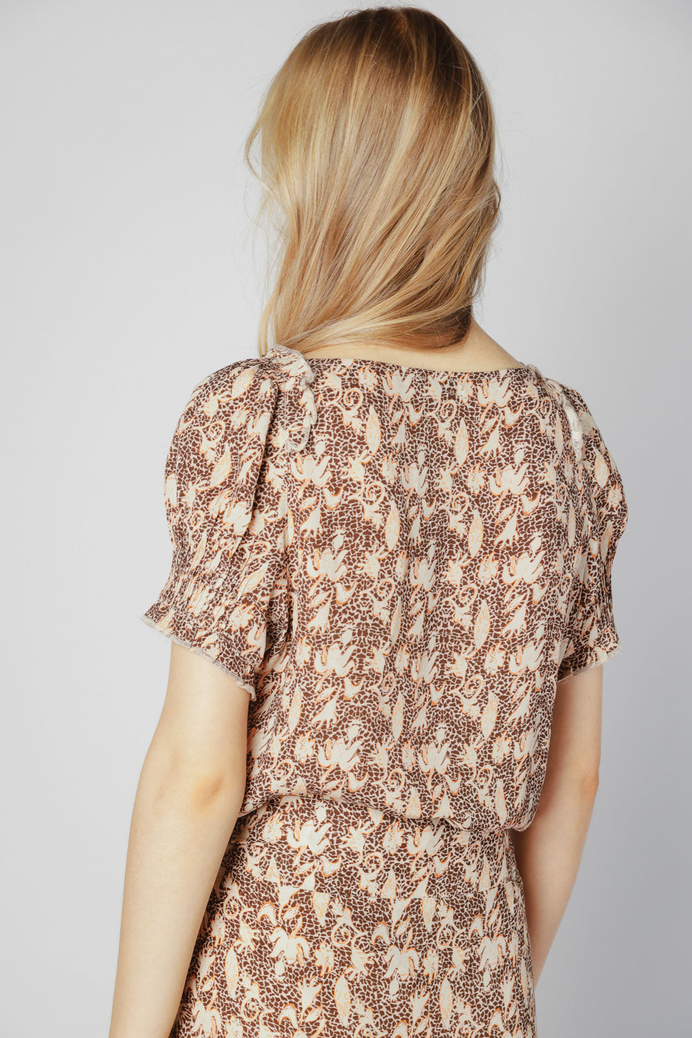 Blusa Sedna de la marca O-2025-605, blusa de manga larga en color azul con detalles elegantes y estilo moderno.