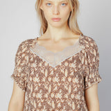 Blusa Sedna de la marca O-2025-605, con diseño elegante en tela suave, mostrando la prenda en color y detalles de la tela.