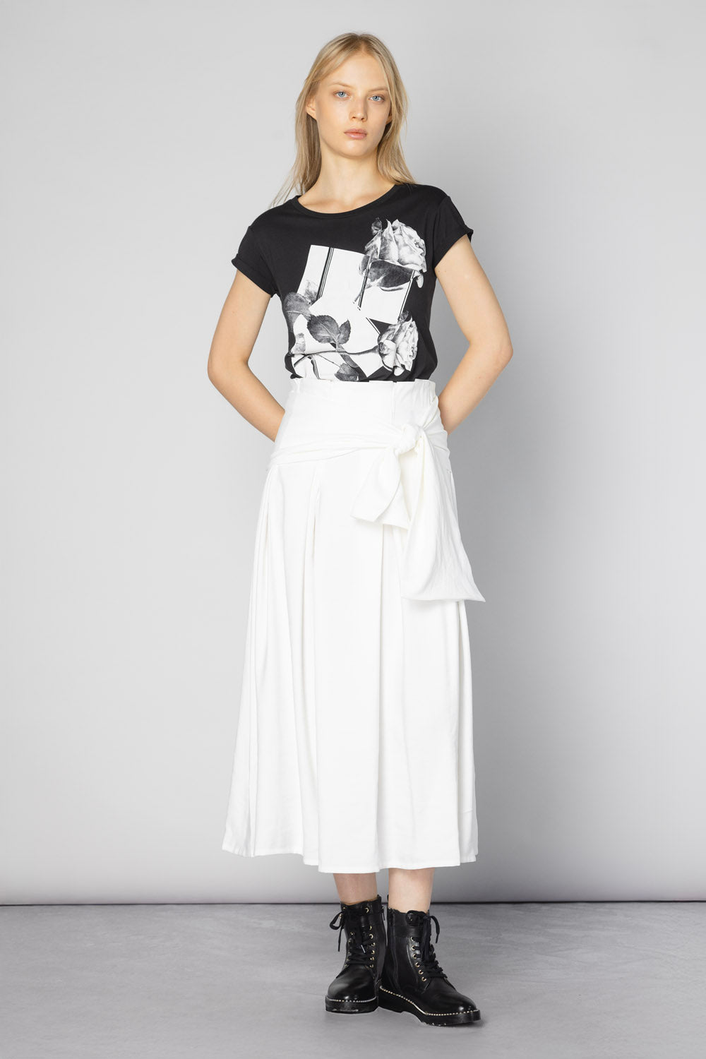 Falda Asura de la marca O-2025-400, diseño singular en tela suave, con detalles elegantes y estilo moderno.