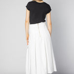 Falda Asura de la marca O-2025-400, diseño elegante en tela suave, con detalles modernos y corte ajustado.