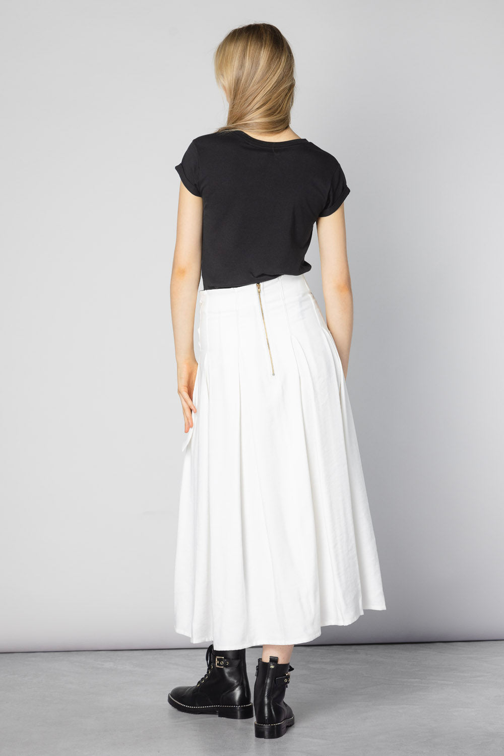 Falda Asura de la marca O-2025-400, diseño elegante en tela suave, con detalles modernos y corte ajustado.