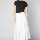 Falda Asura de la marca O-2025-400, diseño elegante en tela suave, con detalles modernos y corte ajustado.