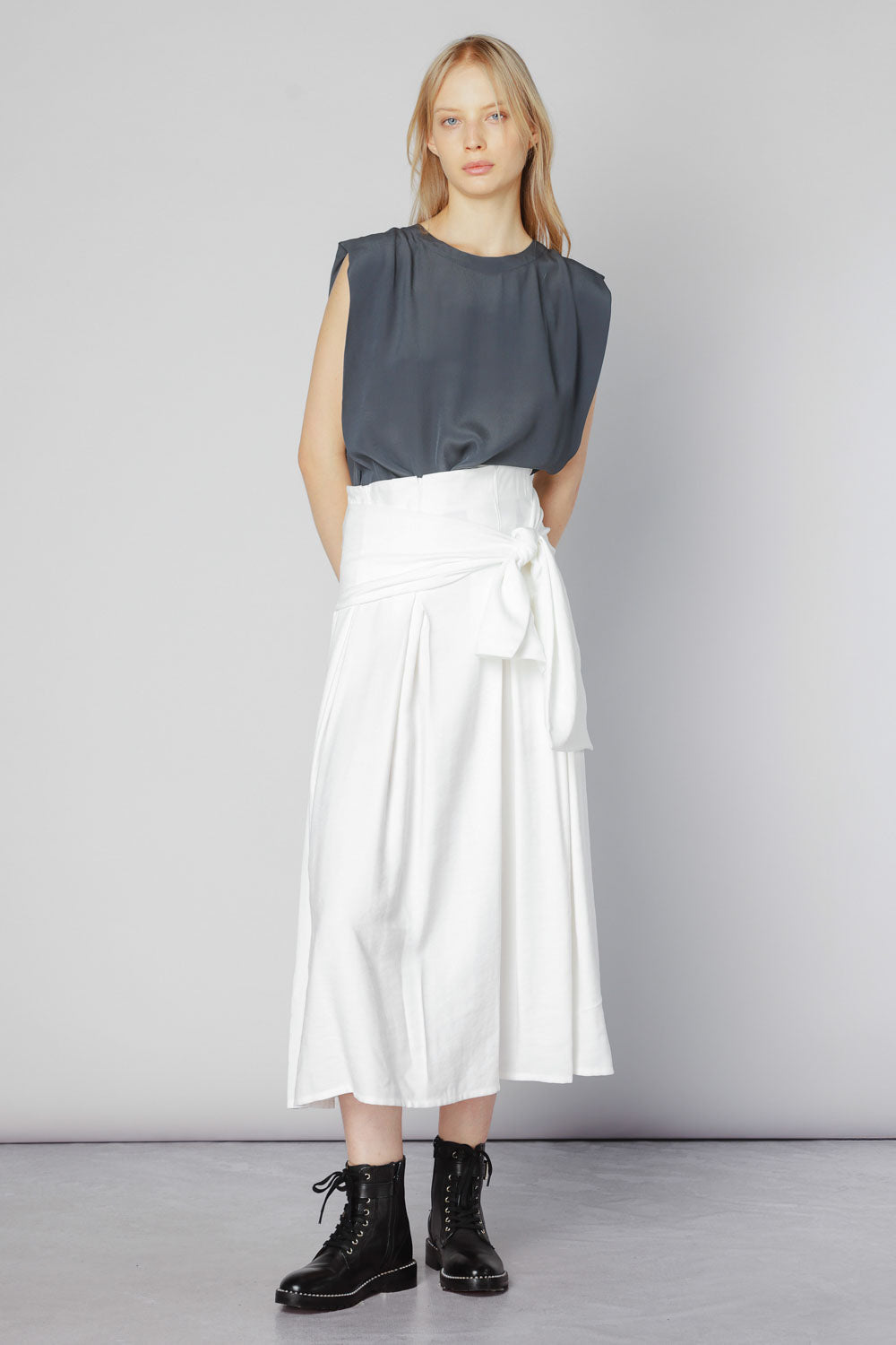 Blusa Agama de la marca V-2025-633, blusa de manga larga con diseño moderno y detalles elegantes, vista frontal.