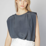 Blusa Agama de la marca V-2025-633, blusa de manga larga en color azul con detalles en el cuello y puños.