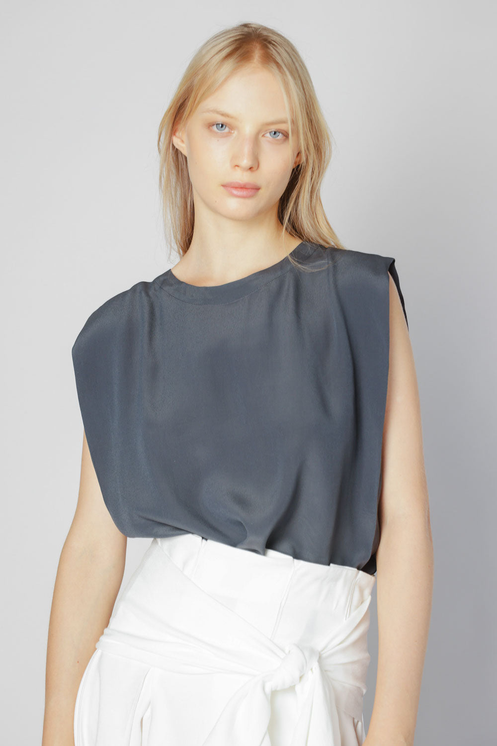 Blusa Agama de la marca V-2025-633, blusa de manga larga en color azul con detalles en el cuello y puños.