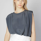 Blusa Agama de la marca V-2025-633, blusa de manga larga en color azul con detalles en el cuello y puños.
