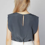 Blusa Agama de la marca V-2025-633, blusa de estilo casual con detalles en el cuello y manga larga en color neutro.