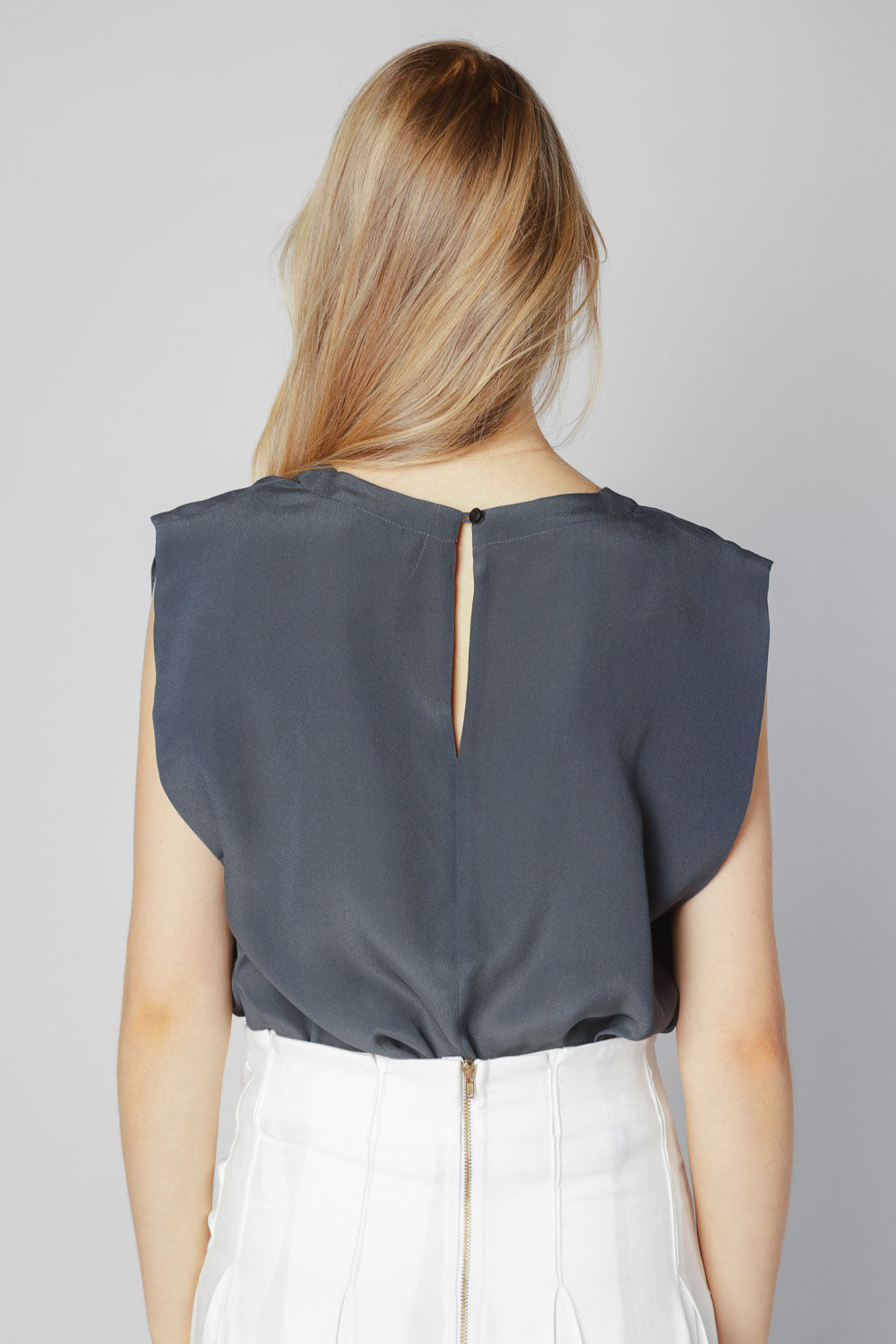 Blusa Agama de la marca V-2025-633, blusa de estilo casual con detalles en el cuello y manga larga en color neutro.