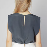 Blusa Agama de la marca V-2025-633, blusa de estilo casual con detalles en el cuello y manga larga en color neutro.