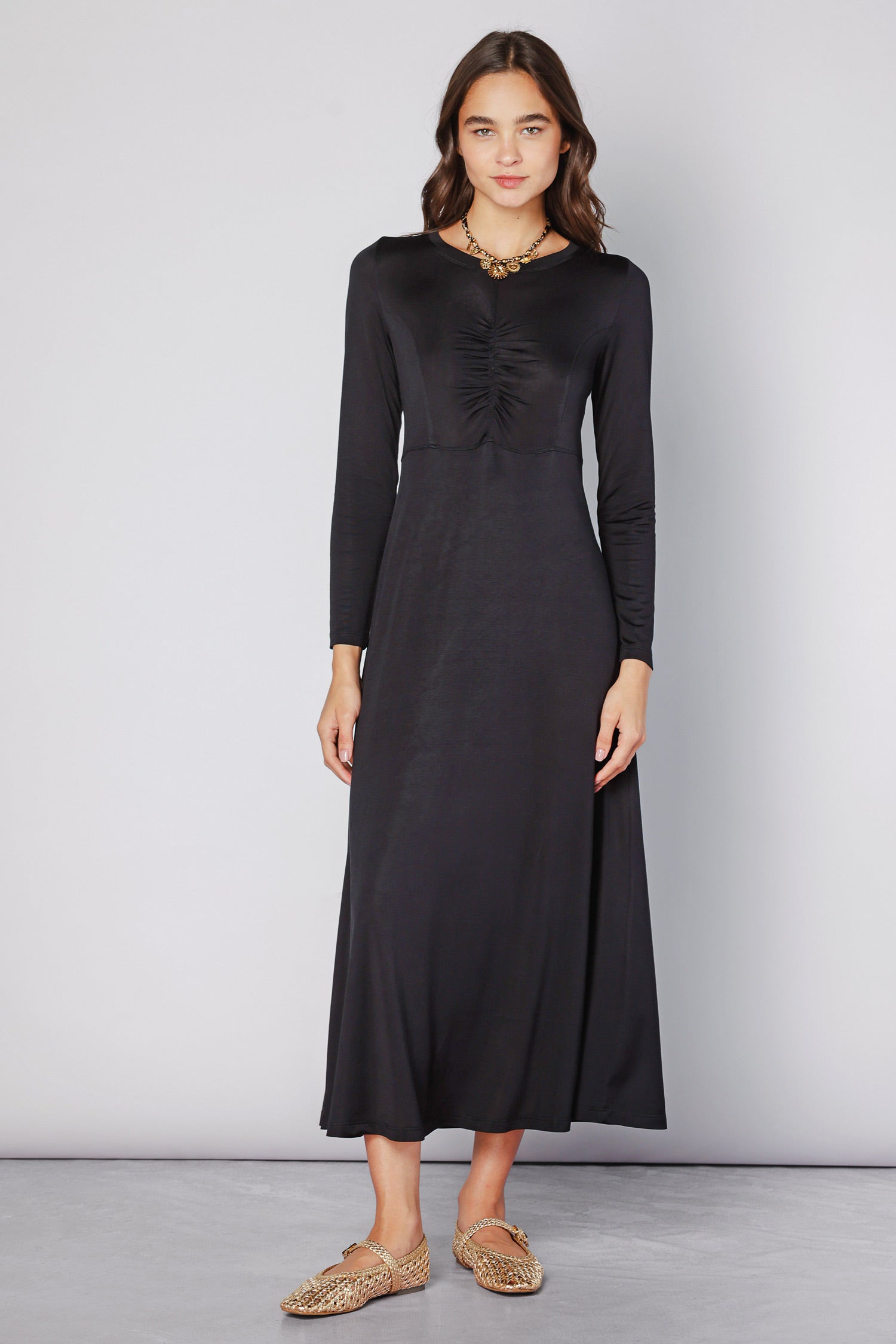Vestido Lyla negro de la marca O-2025-701, vestido elegante con corte ajustado y detalles en el diseño.