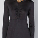 Vestido Lyla negro de la marca O-2025-701, vestido elegante con diseño sencillo y moderno, visible en la imagen.