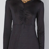 Vestido Lyla negro de la marca O-2025-701, vestido elegante con diseño sencillo y moderno, visible en la imagen.