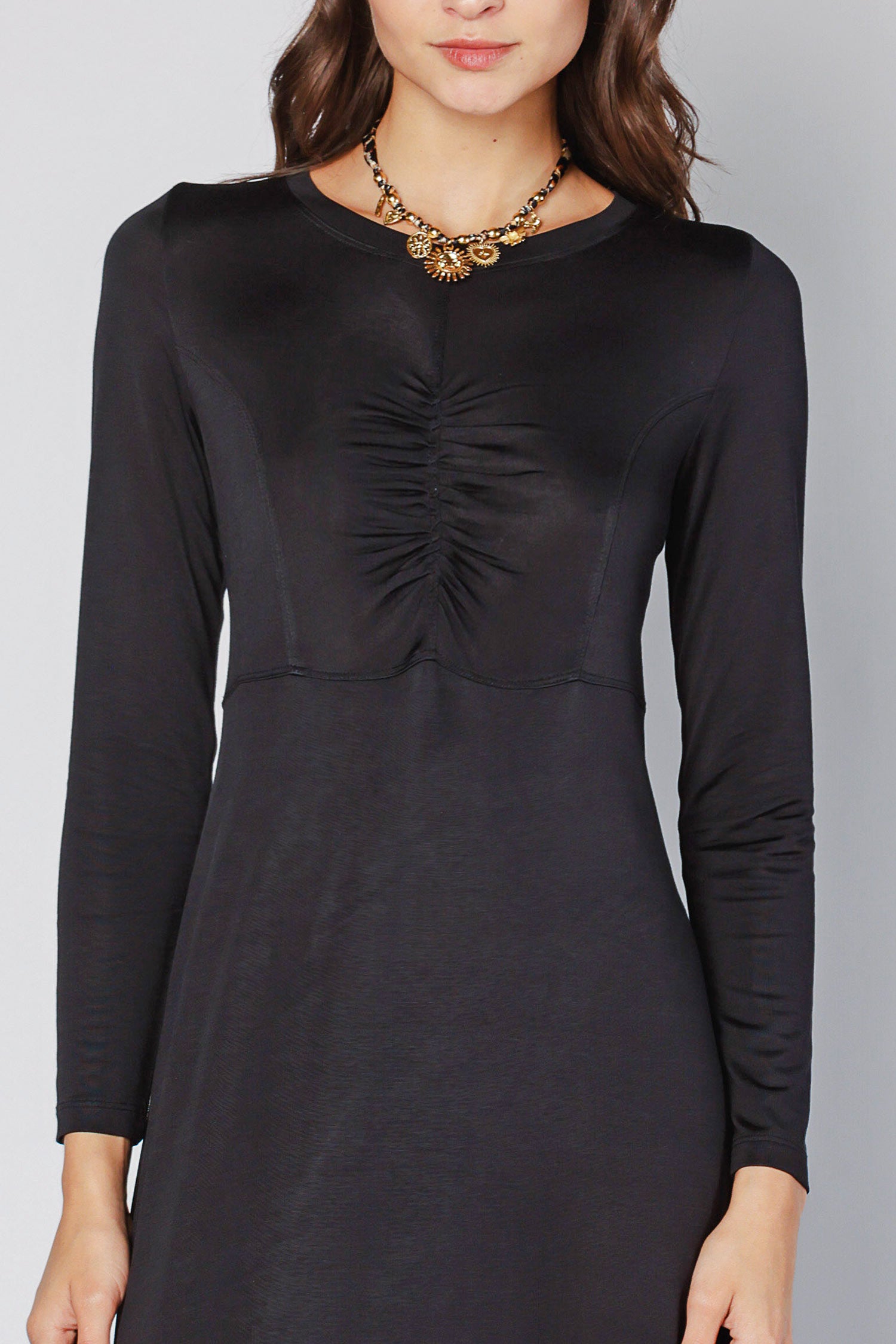 Vestido Lyla negro de la marca O-2025-701, vestido elegante con diseño sencillo y moderno, visible en la imagen.