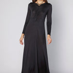 Vestido negro Lyla de la marca O-2025-701, vestido elegante con diseño simple y moderno, montado en maniquí.