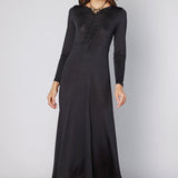 Vestido negro Lyla de la marca O-2025-701, vestido elegante con diseño simple y moderno, montado en maniquí.