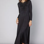 Vestido Lyla negro de la marca O-2025-701, vestido elegante con diseño moderno, mostrado en la imagen.