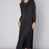 Vestido Lyla negro de la marca O-2025-701, vestido elegante con diseño moderno, mostrado en la imagen.