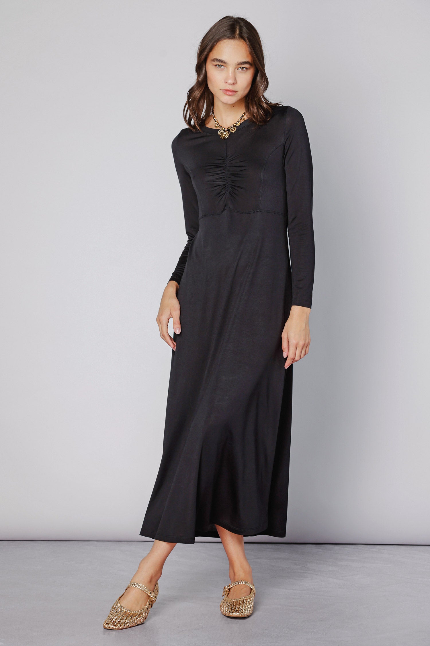 Vestido Lyla negro de la marca O-2025-701, vestido elegante con diseño moderno, mostrado en la imagen.