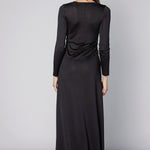 Vestido Lyla negro de la marca O-2025-701, vestido elegante de manga larga y corte ajustado, sobre fondo neutro.