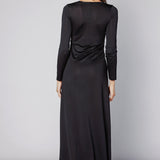 Vestido Lyla negro de la marca O-2025-701, vestido elegante de manga larga y corte ajustado, sobre fondo neutro.
