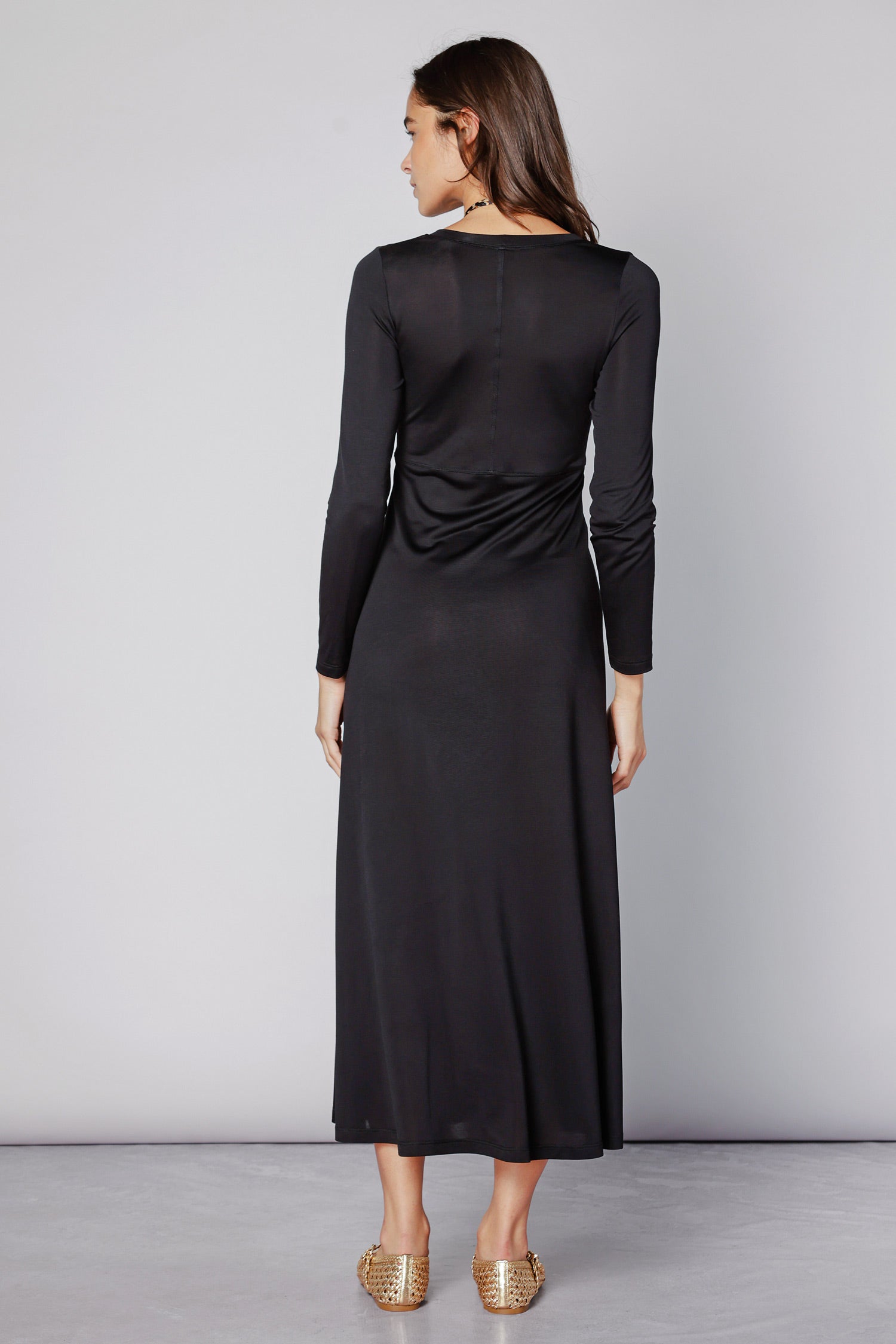 Vestido Lyla negro de la marca O-2025-701, vestido elegante de manga larga y corte ajustado, sobre fondo neutro.