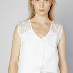 Blusa Lorelei de la marca O-2025-622, vista frontal en color negro con detalles de manga larga y cuello redondo.
