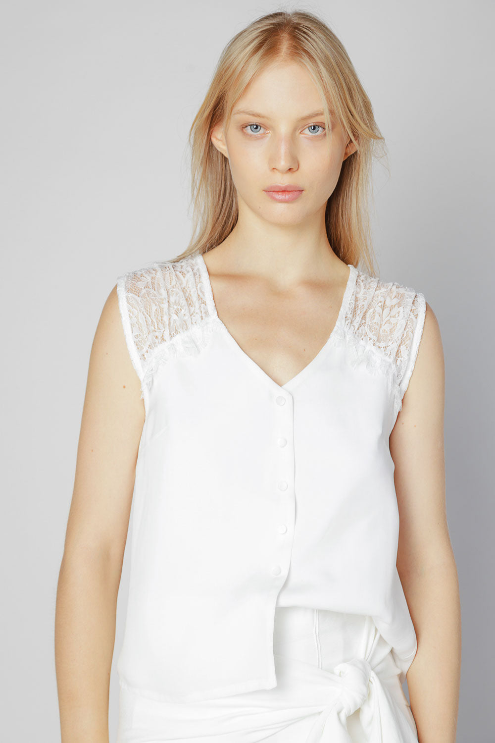 Blusa Lorelei de la marca O-2025-622, vista frontal en color negro con detalles de manga larga y cuello redondo.