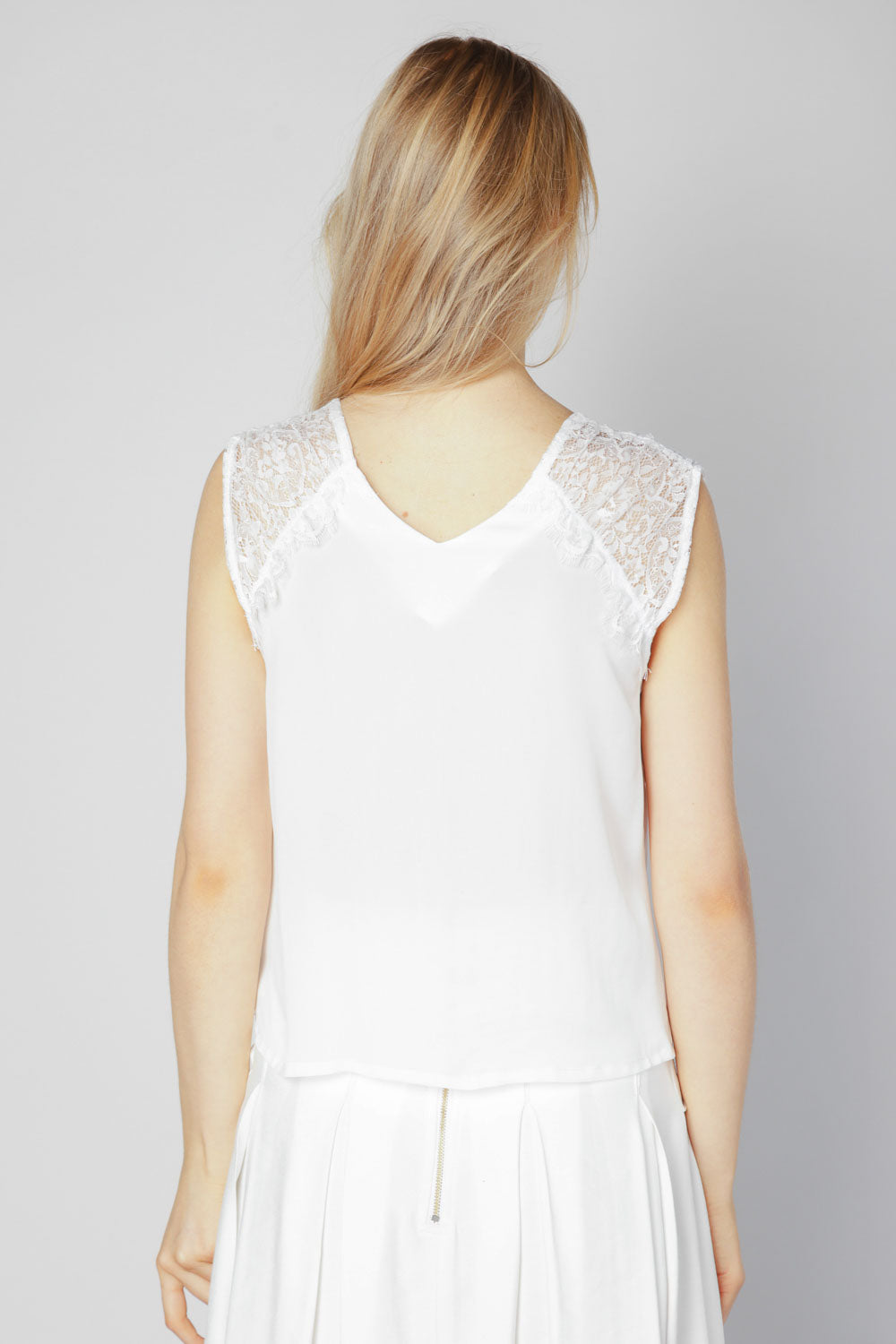 Blusa Lorelei de la marca O-2025-622, vista frontal con detalles de tela y color neutro en la imagen SINGULARE4116.jpg