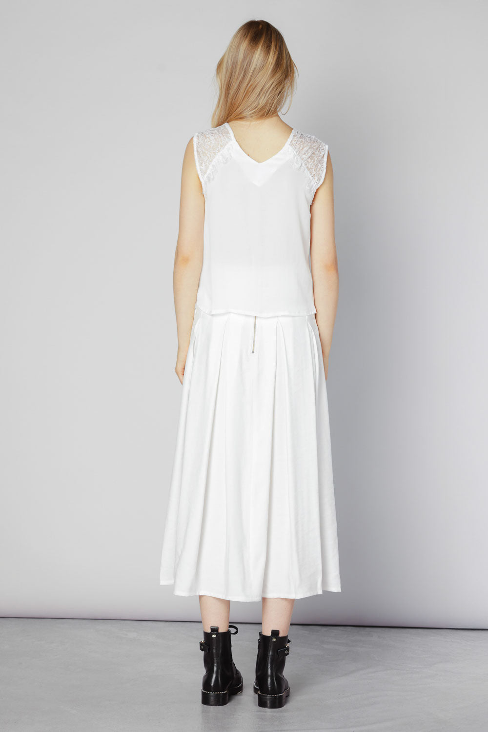Blusa Lorelei de la marca O-2025-622 en color claro, con diseño elegante y detalles en la parte superior.