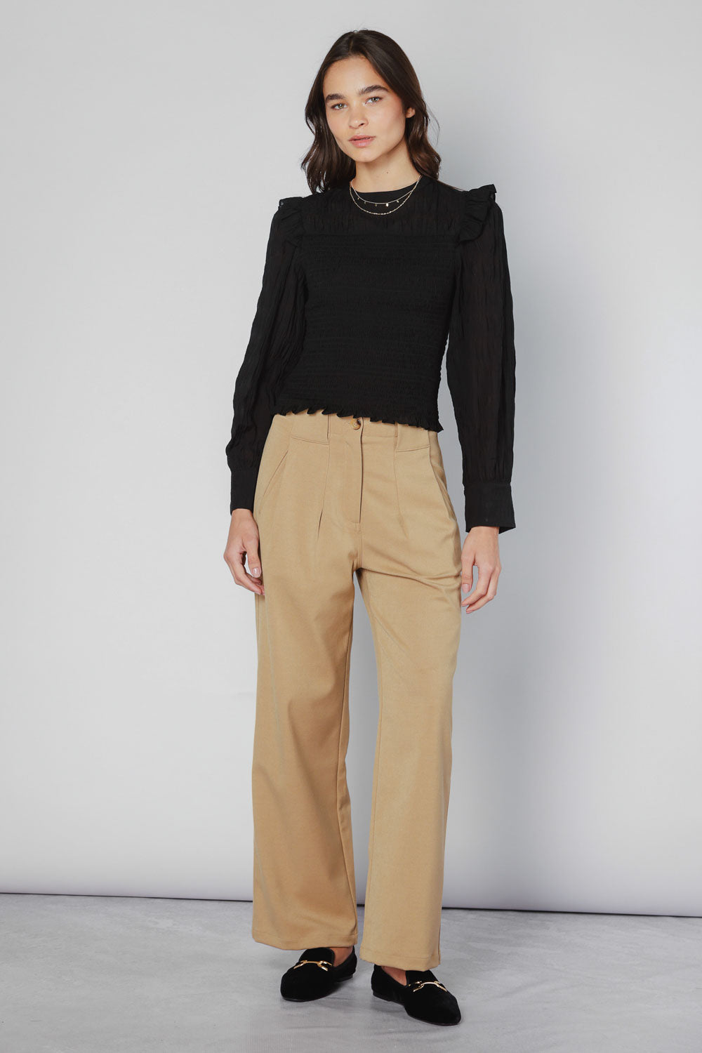 Pantalón Munine de la marca O-2025-810, pantalones casuales en color neutro, con diseño cómodo y moderno.
