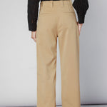 Pantalón Munine de la marca O-2025-810, pantalones de corte cómodo y estilo moderno, en color neutro.