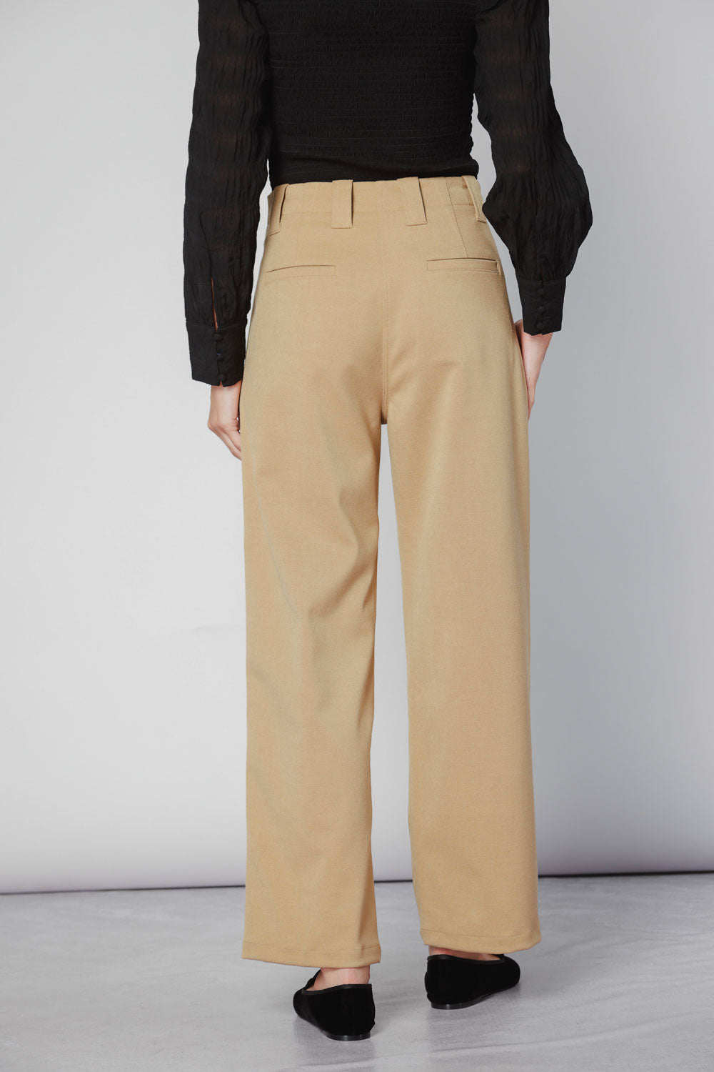 Pantalón Munine de la marca O-2025-810, pantalones de corte cómodo y estilo moderno, en color neutro.