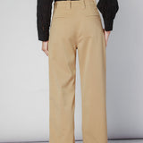 Pantalón Munine de la marca O-2025-810, pantalones de corte cómodo y estilo moderno, en color neutro.