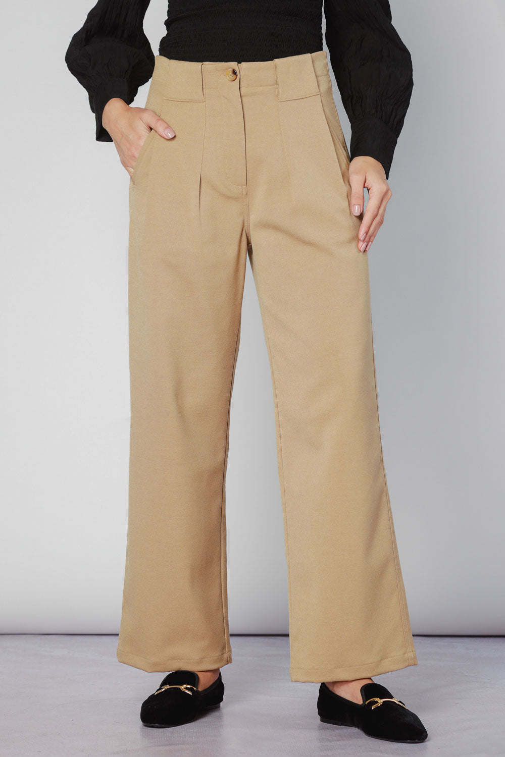 Pantalón Munine de la marca O-2025-810, pantalones de corte recto en color gris oscuro, con bolsillos delanteros y cinturilla ajustable.