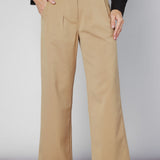 Pantalón Munine de la marca O-2025-810, pantalones de corte recto en color gris oscuro, con bolsillos delanteros y cinturilla ajustable.