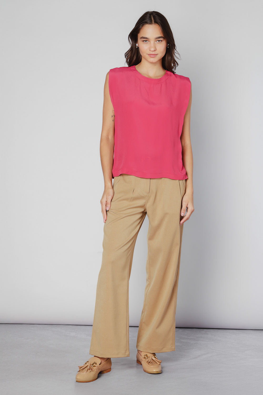 Blusa Agama de la marca V-2025-633 en tela ligera, con diseño moderno y detalles en la parte superior, para un estilo casual.